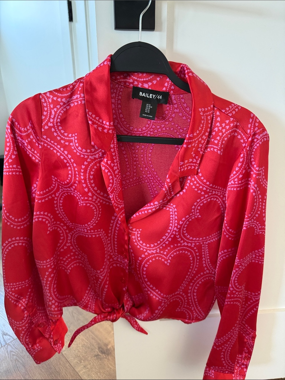 Bailey 44 Red Heart Print Tie-Hem Blouse satin M